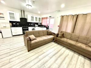 2 Bedrooms Ground floor House, Kitchen, Reception and Private Garden, Parking