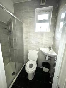 2 Bedrooms Ground floor House, Kitchen, Reception and Private Garden, Parking