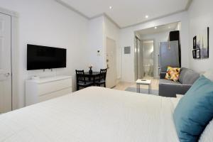 The Yorkville Vibe 8679