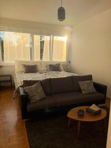 Chambre calme et confortable, avec vue sur Parc, salle de bain et cuisine à disposition