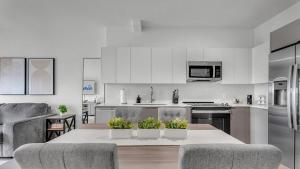 #309 Strong WiFi- Free Parking Spot-Full Kitchen