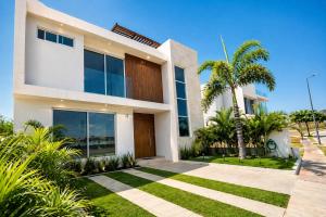 Lujosa villa en fraccionamiento Bnayar con 4 recámaras, alberca privada y Beach club