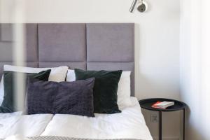 Krochmalna Browary Warszawskie Apartment by Apartomat