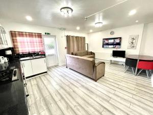 6 Bedroom 4 Bathroom House near Redbridge Station in Ilford with Garden Parking and Fast WiFi