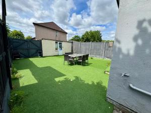 6 Bedroom 4 Bathroom House near Redbridge Station in Ilford with Garden Parking and Fast WiFi