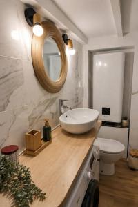 Casa Sana - Cosy nest, 5 min walk to beach & AC