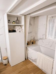 Casa Sana - Cosy nest, 5 min walk to beach & AC