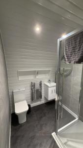 Oak Lodge - Riverbank Lodges