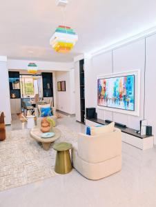 KaleidoHome with pool and gym