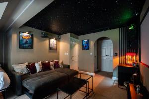 Luxury Stay with Cinema Room, Free Parking, Close to Co-op Live, Etihad Stadium & Manchester City Centre, Sleeps 9