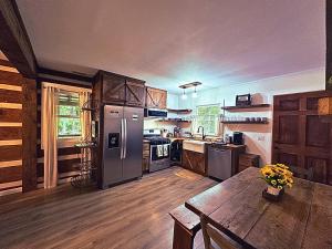 The Fox Den, A Rustic Log Cabin near GSMNP & NNF