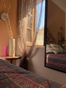 "Little Sicilian Home"-room with a private bathroom & kitchen -fridge - and shared a beautiful terrace on Hostel Taormina Center