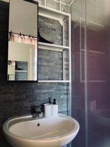 "Little Sicilian Home"-room with a private bathroom & kitchen -fridge - and shared a beautiful terrace on Hostel Taormina Center