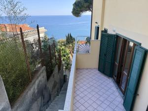 HOST4U - Melindas Beach House in Imperia with big Terrace