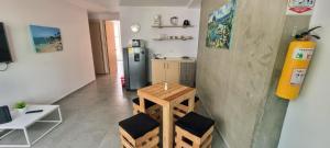 Cold AC, fast Wifi, best Laureles location and rates