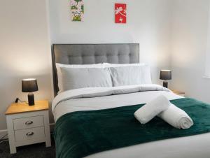 Leafy Castleton Haven - 3 BEDROOM accommodation near M62 & M60 Motorways and Easy access to Manchester City Centre - Netflix and free high speed WIFI