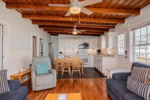 Chillax Inn by Oak Island Accommodations