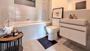 Charming 2-bed, 2-bath Indawo retreat in Waterfall