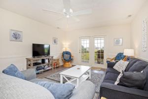 Pelican Palace by Oak Island Accommodations