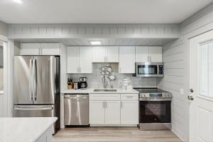 Renovated One-Level Walk to Beach 1 BR Condo