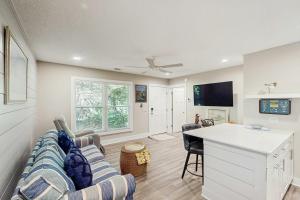Renovated One-Level Walk to Beach 1 BR Condo