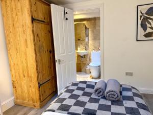 Newly Refurbished 2-BR Basement FamilyFlat
