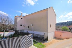 Apartments with parking space Vrsine, Trogir - 25327