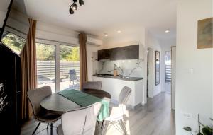 2 Bedroom Beautiful Home In Peroj