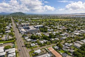 Modern 2 Bedroom Apartment near Mater Hospital , Pimlico Townsville