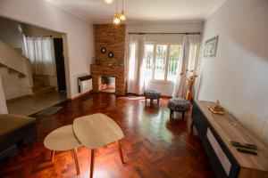 Casa amplia para 7 con garaje, parrilla y espacio de trabajo en zona residencial de Mendoza