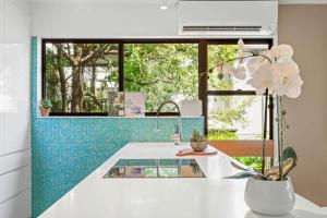 Tropical Paradise Modern Apt Walk to Noosa Beach