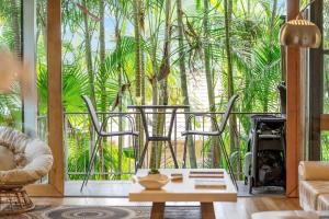 Tropical Paradise Modern Apt Walk to Noosa Beach