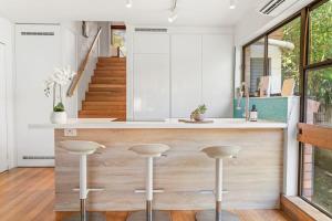 Tropical Paradise Modern Apt Walk to Noosa Beach