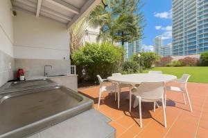 Ocean View Apt - 1 Min to Beach