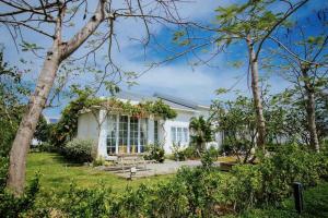 Villa biển kê gà với hồ bơi tràn bờ riêng tư