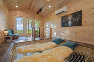 Deluxe Birdhouse - Hot Tub Loft Net Perfect for Couples Treetop Escape