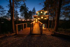 Deluxe Birdhouse - Hot Tub Loft Net Perfect for Couples Treetop Escape