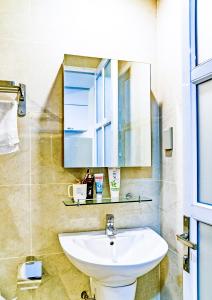 RIVER GATE RESIDENT 151-155 Bến Vân Đồn Q4