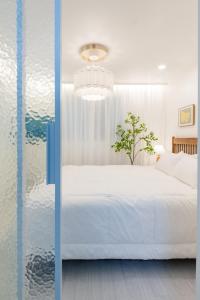 신규할인, Free Luggage Storage, Gangnam, Yeoksam, Near Gangnam Station, Gangnam Plastic Surgery Clinics, Garosu-gil, Apgujeong Rodeo Street, COEX Mall, Gangnam Wedding Venues, Airport Bus Access