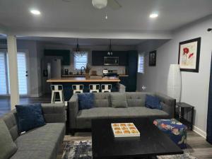Remodeled Home King Bed 6 beds