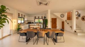 Spacious 4BR Tropical Private Pool Villa with Garden & BBQ