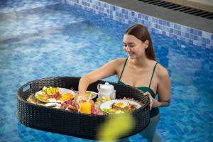 Seminyak Brand New 4BR with pool & rooftop near Lafavela