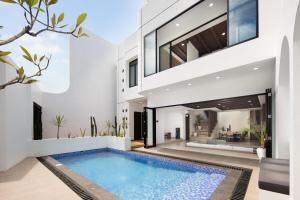 Seminyak Brand New 4BR with pool & rooftop near Lafavela