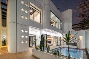 Seminyak Brand New 4BR with pool & rooftop near Lafavela