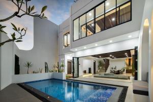 Seminyak Brand New 4BR with pool & rooftop near Lafavela