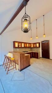 The RidgeColonial Villa 10 min walk to Beach