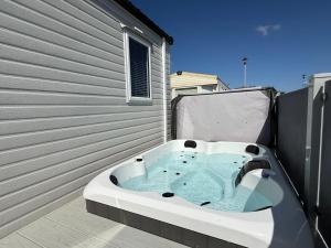 Sunnymede F21 with Hot tub - Fantasy Island - Ingoldmells - Meadow Lakes Caravan & Lodge Hire