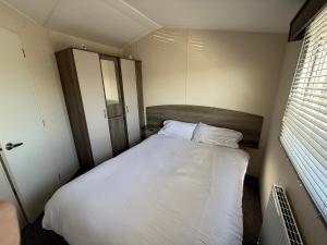 Sunnymede F21 with Hot tub - Fantasy Island - Ingoldmells - Meadow Lakes Caravan & Lodge Hire