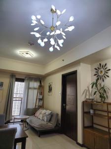 Luxury 1BR BayFront Staycation - Free Wi-Fi, Swimming POOL, Near Airport, MOA and PICC