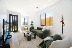 Central 4BR Retreat Near Beach & Waterfront